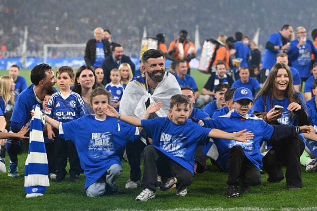Trainer Miron MUSLIC (GE) Schlussjubel, jubelnd, Jubel, Begeisterung, Freude, Emotion Schalke jubelt ueber den Aufstieg in die 1. Fussball Bundesliga, jubelnd, Jubel, Begeisterung, Freude, Emotion Fussball 2. Bundesliga, 32. Spieltag, FC Schalke 04 (GE) - Fortuna Duesseldorf (D) 1-0 am 02.05.2026 in der Veltins-Arena Gelsenkirchen Deutschland. DFL regulations prohibit any use of photographs as image sequences and or quasi-video Â