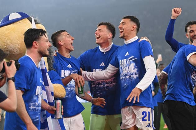 Schlussjubel, jubelnd, Jubel, Begeisterung, Freude, Emotion FC Schalke 04 Schalke jubelt ueber den Aufstieg in die 1. Fussball Bundesliga, jubelnd, Jubel, Begeisterung, Freude, Emotion Fussball 2. Bundesliga, 32. Spieltag, FC Schalke 04 (GE) - Fortuna Duesseldorf (D) 1-0 am 02.05.2026 in der Veltins-Arena Gelsenkirchen Deutschland. DFL regulations prohibit any use of photographs as image sequences and or quasi-video Â