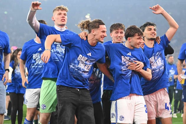 Schlussjubel, jubelnd, Jubel, Begeisterung, Freude, Emotion FC Schalke 04 Schalke jubelt ueber den Aufstieg in die 1. Fussball Bundesliga, jubelnd, Jubel, Begeisterung, Freude, Emotion Fussball 2. Bundesliga, 32. Spieltag, FC Schalke 04 (GE) - Fortuna Duesseldorf (D) 1-0 am 02.05.2026 in der Veltins-Arena Gelsenkirchen Deutschland. DFL regulations prohibit any use of photographs as image sequences and or quasi-video Â