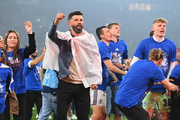 Schlussjubel, jubelnd, Jubel, Begeisterung, Freude, Emotion Trainer Miron MUSLIC (GE) Schalke jubelt ueber den Aufstieg in die 1. Fussball Bundesliga, jubelnd, Jubel, Begeisterung, Freude, Emotion Fussball 2. Bundesliga, 32. Spieltag, FC Schalke 04 (GE) - Fortuna Duesseldorf (D) 1-0 am 02.05.2026 in der Veltins-Arena Gelsenkirchen Deutschland. DFL regulations prohibit any use of photographs as image sequences and or quasi-video Â
