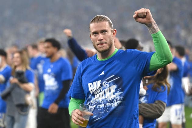 Schlussjubel, jubelnd, Jubel, Begeisterung, Freude, Emotion Torwart Loris KARIUS (GE) Schalke jubelt ueber den Aufstieg in die 1. Fussball Bundesliga, jubelnd, Jubel, Begeisterung, Freude, Emotion Fussball 2. Bundesliga, 32. Spieltag, FC Schalke 04 (GE) - Fortuna Duesseldorf (D) 1-0 am 02.05.2026 in der Veltins-Arena Gelsenkirchen Deutschland. DFL regulations prohibit any use of photographs as image sequences and or quasi-video Â