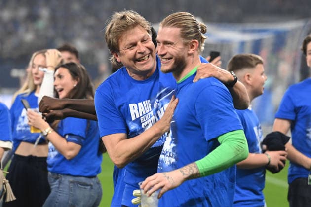 Schlussjubel, jubelnd, Jubel, Begeisterung, Freude, Emotion, Youri MULDER, Direktor Profifussball FC Schalke 04 und Torwart Loris KARIUS (GE) Schalke jubelt ueber den Aufstieg in die 1. Fussball Bundesliga, jubelnd, Jubel, Begeisterung, Freude, Emotion Fussball 2. Bundesliga, 32. Spieltag, FC Schalke 04 (GE) - Fortuna Duesseldorf (D) 1-0 am 02.05.2026 in der Veltins-Arena Gelsenkirchen Deutschland. DFL regulations prohibit any use of photographs as image sequences and or quasi-video Â