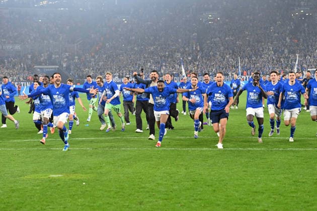 Die Schalker Mannschaft stuermt auf die Fans zu, Schlussjubel, jubelnd, Jubel, Begeisterung, Freude, Emotion Schalke jubelt ueber den Aufstieg in die 1. Fussball Bundesliga, jubelnd, Jubel, Begeisterung, Freude, Emotion Fussball 2. Bundesliga, 32. Spieltag, FC Schalke 04 (GE) - Fortuna Duesseldorf (D) 1-0 am 02.05.2026 in der Veltins-Arena Gelsenkirchen Deutschland. DFL regulations prohibit any use of photographs as image sequences and or quasi-video Â