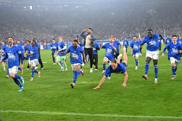 Die Schalker Mannschaft stuermt auf die Fans zu, Schlussjubel, jubelnd, Jubel, Begeisterung, Freude, Emotion Schalke jubelt ueber den Aufstieg in die 1. Fussball Bundesliga, jubelnd, Jubel, Begeisterung, Freude, Emotion Fussball 2. Bundesliga, 32. Spieltag, FC Schalke 04 (GE) - Fortuna Duesseldorf (D) 1-0 am 02.05.2026 in der Veltins-Arena Gelsenkirchen Deutschland. DFL regulations prohibit any use of photographs as image sequences and or quasi-video Â