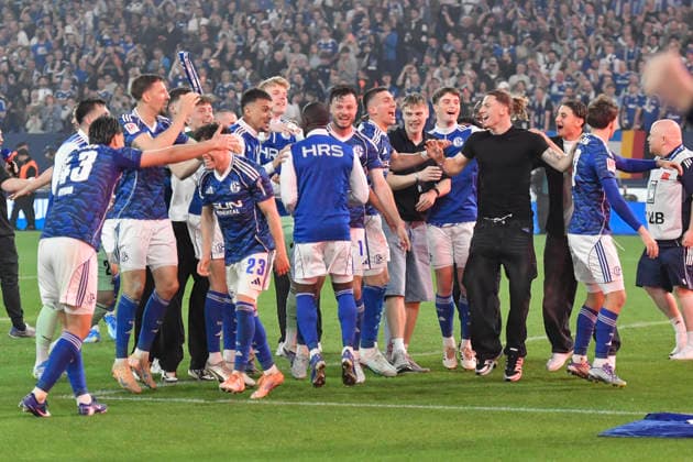 Schlussjubel Schlußjubel Emotion Freude der Spieler von Schalke 02.05.2026 ¢ Fussball ¢ FC Schalke 04 vs Fortuna Duesseldorf, Veltins-Arena, Gelsenkirchen, DFB DFL REGULATIONS PROHIBIT ANY USE OF PHOTOGRAPHS AS IMAGE SEQUENCES AND OR QUASI-VIDEO