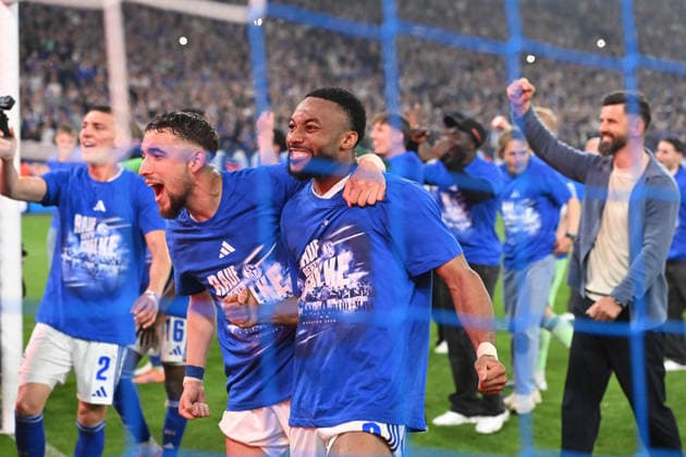 Die Schalker Mannschaft stuermt auf die Fans zu, Schlussjubel, jubelnd, Jubel, Begeisterung, Freude, Emotion Schalke jubelt ueber den Aufstieg in die 1. Fussball Bundesliga, jubelnd, Jubel, Begeisterung, Freude, Emotion Fussball 2. Bundesliga, 32. Spieltag, FC Schalke 04 (GE) - Fortuna Duesseldorf (D) 1-0 am 02.05.2026 in der Veltins-Arena Gelsenkirchen Deutschland. DFL regulations prohibit any use of photographs as image sequences and or quasi-video Â