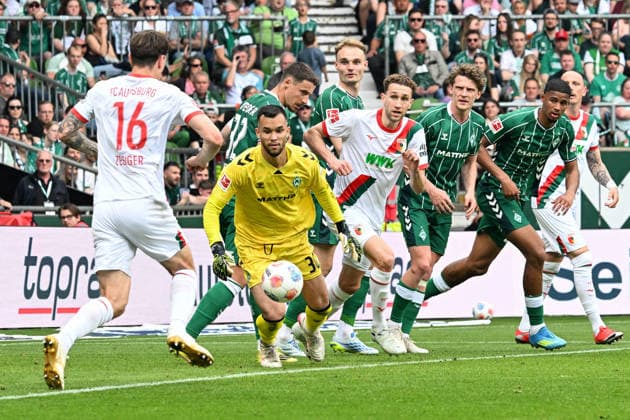 Patzer bei Torwart Mio Backhaus (SV Werder Bremen 30), SV Werder Bremen - FC Augsburg, Fussball, Bundesliga, DFL, 02.05.2026 DFB regulations prohibit any use of photographs as image sequences and or quasi-video Bremen Bremen Deutschland *** Goalkeeper Mio Backhaus SV Werder Bremen 30 , SV Werder Bremen FC Augsburg, Football, Bundesliga, DFL, 02 05 2026 DFB regulations prohibit any use of photographs as image sequences and or quasi video Bremen Bremen Germany Copyright: xkolbert-press BurghardxSchreyerx