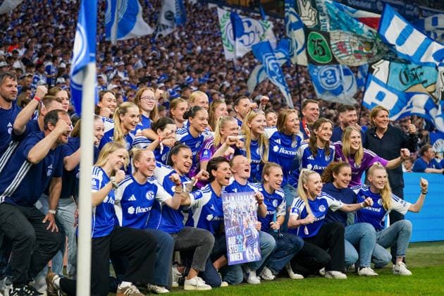 Deutschland: Fussball 2. Bundesliga 2025 - 2026, 32. Spieltag - FC Schalke 04 vs Fortuna Düsseldorf - Veltins Arena (Schalke): Das Team der FC Schalke 04 Frauen feiert den Aufstieg in die Regionalliga.