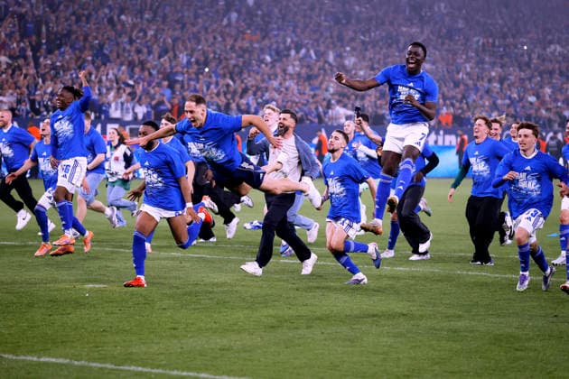 MUSLIC Miron Trainer Team FC Schalke 04 jubelt nach dem Sieg mit seinem Team FC Schalke 04 Aufstieg in die 1.Bundesliga 2. Fussball Bundesliga Saison 2025 - 2026 Spiel FC Schalke 04 - Fortuna Duesseldorf 1 : 0 am 02. 05. 2026 in Gelsenkirchen DFL REGULATIONS PROHIBIT ANY USE OF PHOTOGRAPHS as IMAGE SEQUENCES and or QUASI-VIDEO