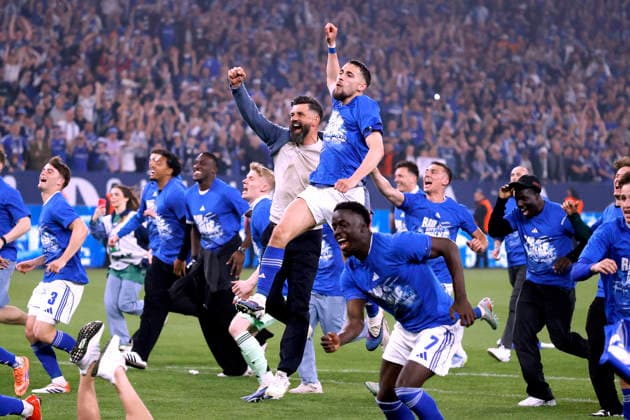 MUSLIC Miron Trainer Team FC Schalke 04 jubelt nach dem Sieg mit seinem Team FC Schalke 04 Aufstieg in die 1.Bundesliga 2. Fussball Bundesliga Saison 2025 - 2026 Spiel FC Schalke 04 - Fortuna Duesseldorf 1 : 0 am 02. 05. 2026 in Gelsenkirchen DFL REGULATIONS PROHIBIT ANY USE OF PHOTOGRAPHS as IMAGE SEQUENCES and or QUASI-VIDEO