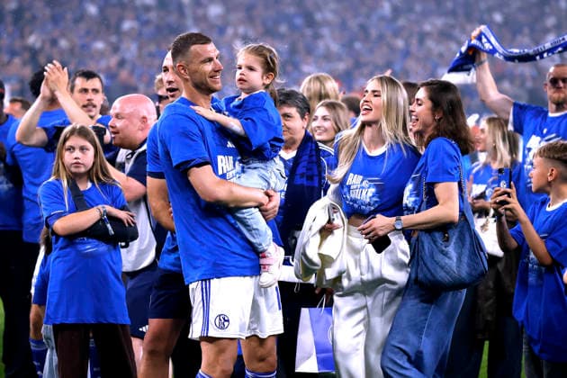 DZEKO Edin Team FC Schalke 04 jubelt nach dem Sieg mit seiner Familie FC Schalke 04 Aufstieg in die 1.Bundesliga 2. Fussball Bundesliga Saison 2025 - 2026 Spiel FC Schalke 04 - Fortuna Duesseldorf 1 : 0 am 02. 05. 2026 in Gelsenkirchen DFL REGULATIONS PROHIBIT ANY USE OF PHOTOGRAPHS as IMAGE SEQUENCES and or QUASI-VIDEO