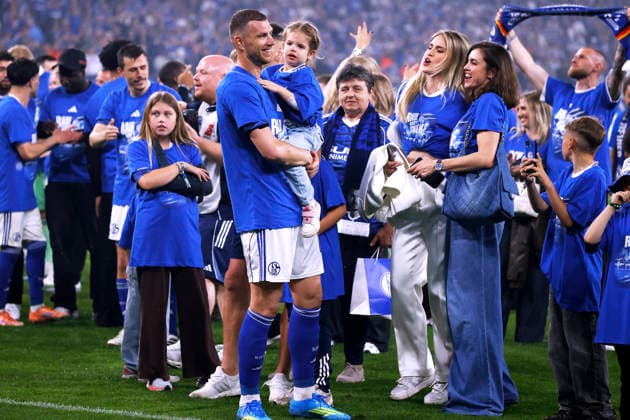 DZEKO Edin Team FC Schalke 04 jubelt nach dem Sieg mit seiner Familie FC Schalke 04 Aufstieg in die 1.Bundesliga 2. Fussball Bundesliga Saison 2025 - 2026 Spiel FC Schalke 04 - Fortuna Duesseldorf 1 : 0 am 02. 05. 2026 in Gelsenkirchen DFL REGULATIONS PROHIBIT ANY USE OF PHOTOGRAPHS as IMAGE SEQUENCES and or QUASI-VIDEO