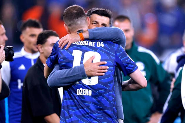MUSLIC Miron Trainer Team FC Schalke 04 nach dem Sieg mit DZEKO Edin FC Schalke 04 Aufstieg in die 1.Bundesliga 2. Fussball Bundesliga Saison 2025 - 2026 Spiel FC Schalke 04 - Fortuna Duesseldorf 1 : 0 am 02. 05. 2026 in Gelsenkirchen DFL REGULATIONS PROHIBIT ANY USE OF PHOTOGRAPHS as IMAGE SEQUENCES and or QUASI-VIDEO