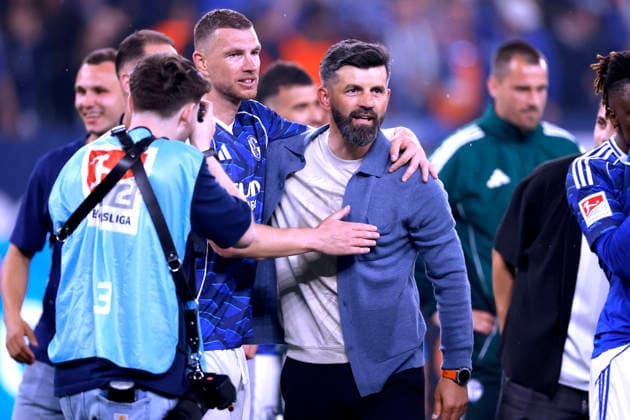 MUSLIC Miron Trainer Team FC Schalke 04 nach dem Sieg mit DZEKO Edin FC Schalke 04 Aufstieg in die 1.Bundesliga 2. Fussball Bundesliga Saison 2025 - 2026 Spiel FC Schalke 04 - Fortuna Duesseldorf 1 : 0 am 02. 05. 2026 in Gelsenkirchen DFL REGULATIONS PROHIBIT ANY USE OF PHOTOGRAPHS as IMAGE SEQUENCES and or QUASI-VIDEO