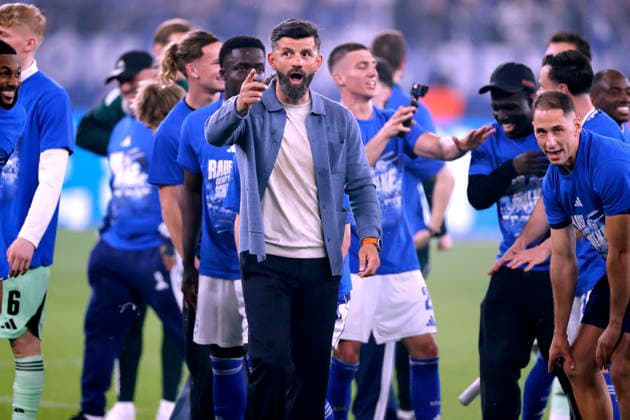 MUSLIC Miron Trainer Team FC Schalke 04 jubelt nach dem Sieg mit seinem Team FC Schalke 04 Aufstieg in die 1.Bundesliga 2. Fussball Bundesliga Saison 2025 - 2026 Spiel FC Schalke 04 - Fortuna Duesseldorf 1 : 0 am 02. 05. 2026 in Gelsenkirchen DFL REGULATIONS PROHIBIT ANY USE OF PHOTOGRAPHS as IMAGE SEQUENCES and or QUASI-VIDEO
