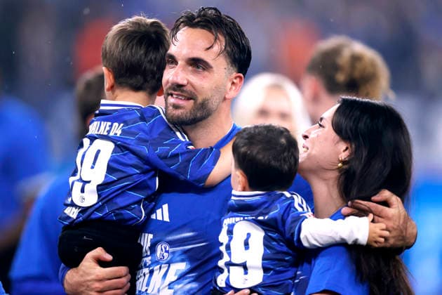 KARAMAN Kenan Team FC Schalke 04 jubelt nach dem Sieg mit seiner Familie FC Schalke 04 Aufstieg in die 1.Bundesliga 2. Fussball Bundesliga Saison 2025 - 2026 Spiel FC Schalke 04 - Fortuna Duesseldorf 1 : 0 am 02. 05. 2026 in Gelsenkirchen DFL REGULATIONS PROHIBIT ANY USE OF PHOTOGRAPHS as IMAGE SEQUENCES and or QUASI-VIDEO