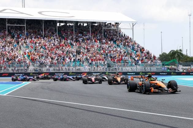 Start, Race, Lando Norris (McLaren Formula 1 Team 1), Oscar Piastri (McLaren Formula 1 Team 81), Charles Leclerc (Scuderia Ferrari HP 16), Grosser Preis von Miami, Motorsport, Herren, Formel 1, Sprint Rennen, 02.05.2026 Miami Florida USA