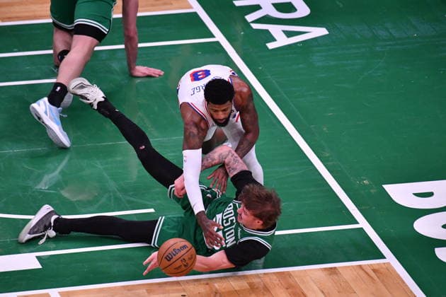 Boston Celtics v Philadelphia 76ers - NBA, Basketball Herren, USA Playoffs BOSTON, UNITED STATES - MAY 02: Paul George (8) of Philadelphia and Baylor Scheierman (55) of Boston Celtics fight for the ball during a match between the Boston Celtics face the Philadelphia 76ers in Game Seven of their first-round playoff series at TD Garden in Boston, Massachusetts, on May 02, 2026. Joseph Prezioso Anadolu Massachusetts United States. Editorial use only. Please get in touch for any other usage.  Copyright: x2026xAnadoluxJosephxPreziosox