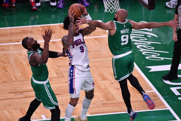 Boston Celtics v Philadelphia 76ers - NBA, Basketball Herren, USA Playoffs BOSTON, UNITED STATES - MAY 02: Kelly Oubre Jr. (9) of Philadelphia takes a shot on net as Celtics’ Derrick White (9) attempts to block it during a match between the Boston Celtics face the Philadelphia 76ers in Game Seven of their first-round playoff series at TD Garden in Boston, Massachusetts, on May 02, 2026. Joseph Prezioso Anadolu Massachusetts United States. Editorial use only. Please get in touch for any other usage.  Copyright: x2026xAnadoluxJosephxPreziosox