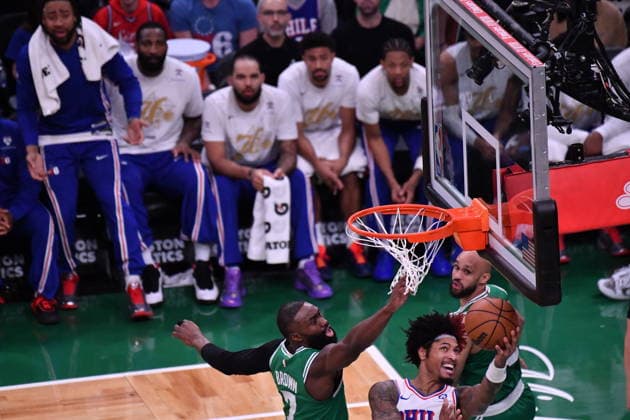 Boston Celtics v Philadelphia 76ers - NBA, Basketball Herren, USA Playoffs BOSTON, UNITED STATES - MAY 02: Kelly Oubre Jr. (9) of Philadelphia takes a shot on net as Celtics’ Derrick White (9) attempts to block it during a match between the Boston Celtics face the Philadelphia 76ers in Game Seven of their first-round playoff series at TD Garden in Boston, Massachusetts, on May 02, 2026. Joseph Prezioso Anadolu Massachusetts United States. Editorial use only. Please get in touch for any other usage.  Copyright: x2026xAnadoluxJosephxPreziosox