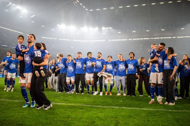 FC Schalke 04 has been promoted to the Bundesliga GELSENKIRCHEN, GERMANY - MAY 02: Players of FC Schalke 04 celebrate promotion to the Bundesliga after the team s victory in the 2. Bundesliga match between FC Schalke 04 and Fortuna Dusseldorf at Veltins-Arena on May 02, 2026 in Gelsenkirchen, Germany. Hesham Elsherif Anadolu Gelsenkirchen Germany. Editorial use only. Please get in touch for any other usage.  Copyright: x2026xAnadoluxHeshamxElsherifx