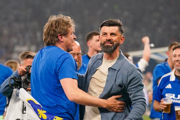 Deutschland: Fussball 2. Bundesliga 2025 - 2026, 32. Spieltag - FC Schalke 04 vs Fortuna Düsseldorf - Veltins Arena (Schalke): Youri Mulder und Miron Muslic (Trainer, Schalke 04) - Freude, Emotionen, Jubel