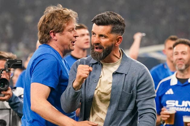 Deutschland: Fussball 2. Bundesliga 2025 - 2026, 32. Spieltag - FC Schalke 04 vs Fortuna Düsseldorf - Veltins Arena (Schalke): Youri Mulder und Miron Muslic (Trainer, Schalke 04) - Freude, Emotionen, Jubel