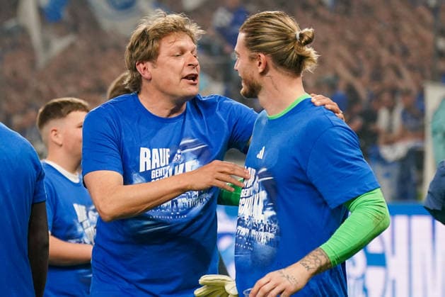 Deutschland: Fussball 2. Bundesliga 2025 - 2026, 32. Spieltag - FC Schalke 04 vs Fortuna Düsseldorf - Veltins Arena (Schalke): Youri Mulder und Loris Karius (Schalke 04, 1) Freude, Emotionen, Jubel