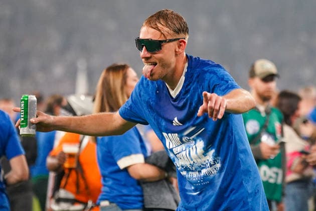 Deutschland: Fussball 2. Bundesliga 2025 - 2026, 32. Spieltag - FC Schalke 04 vs Fortuna Düsseldorf - Veltins Arena (Schalke): Timo Becker (Schalke 04, 5) mit Bier und rausgestreckter Zunge - Freude, Emotionen, Jubel, Mimik, Gesichtsausdruck, Emotion