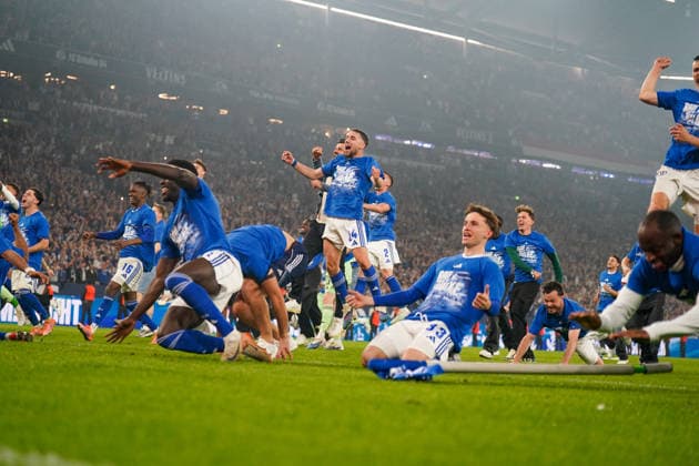 Deutschland: Fussball 2. Bundesliga 2025 - 2026, 32. Spieltag - FC Schalke 04 vs Fortuna Düsseldorf - Veltins Arena (Schalke): Aufstieg Bundesliga, Spielerjubel, Platzsturm, Team feiert, Emotionen, Ekstase, Jubelszenen, Rutschen auf dem Rasen, blaue Shirts, Rauf geht™s Schalke, Mannschaft, Fußball, 2. Bundesliga, Matchday, Stadion, Fans im Hintergrund, Party, Sieg, Sportevent, Teamspirit