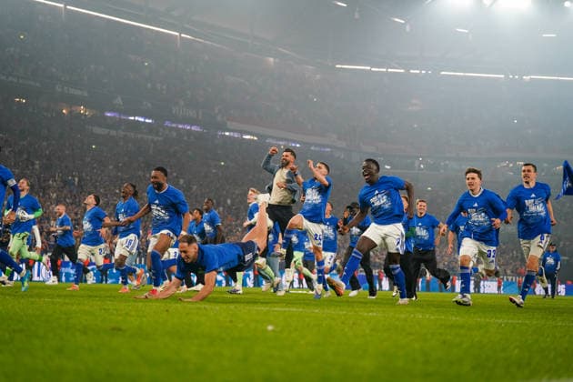Deutschland: Fussball 2. Bundesliga 2025 - 2026, 32. Spieltag - FC Schalke 04 vs Fortuna Düsseldorf - Veltins Arena (Schalke): Aufstieg Bundesliga, Spielerjubel, Miron Muslic (Trainer, Schalke 04) Platzsturm, Team feiert, Emotionen, Ekstase, Jubelszenen, Rutschen auf dem Rasen, blaue Shirts, Rauf geht™s Schalke, Mannschaft, Fußball, 2. Bundesliga, Matchday, Stadion, Fans im Hintergrund, Party, Sieg, Sportevent, Teamspirit, unten, Froschperspektive