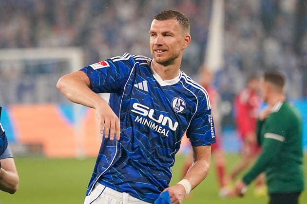 Deutschland: Fussball 2. Bundesliga 2025 - 2026, 32. Spieltag - FC Schalke 04 vs Fortuna Düsseldorf - Veltins Arena (Schalke): Edin DÅ¾eko Edin Dzeko (Schalke 04, 10)