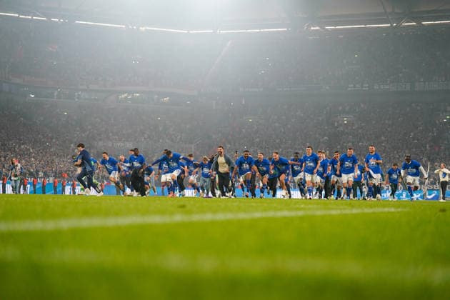 Deutschland: Fussball 2. Bundesliga 2025 - 2026, 32. Spieltag - FC Schalke 04 vs Fortuna Düsseldorf - Veltins Arena (Schalke): Aufstieg Bundesliga, Spielerjubel, Kenan Karaman (Schalke 04, 19) Moussa Sylla (Schalke 04, 9) Edin DÅ¾eko Edin Dzeko (Schalke 04, 10) Miron Muslic (Trainer, Schalke 04) Platzsturm, Team feiert, Emotionen, Ekstase, Jubelszenen, Rutschen auf dem Rasen, blaue Shirts, Rauf geht™s Schalke, Mannschaft, Fußball, 2. Bundesliga, Matchday, Stadion, Fans im Hintergrund, Party, Sieg, Sportevent, Teamspirit, unten, Froschperspektive