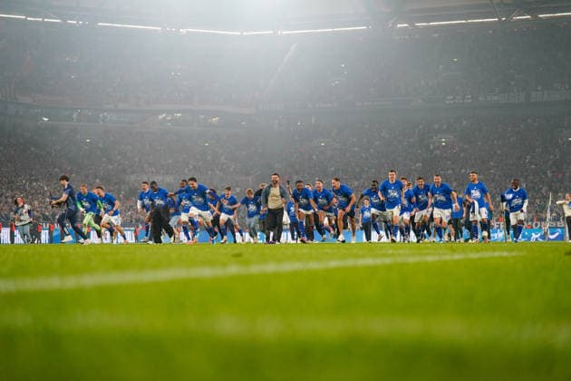 Deutschland: Fussball 2. Bundesliga 2025 - 2026, 32. Spieltag - FC Schalke 04 vs Fortuna Düsseldorf - Veltins Arena (Schalke): Aufstieg Bundesliga, Spielerjubel, Kenan Karaman (Schalke 04, 19) Moussa Sylla (Schalke 04, 9) Edin DÅ¾eko Edin Dzeko (Schalke 04, 10) Miron Muslic (Trainer, Schalke 04) Platzsturm, Team feiert, Emotionen, Ekstase, Jubelszenen, Rutschen auf dem Rasen, blaue Shirts, Rauf geht™s Schalke, Mannschaft, Fußball, 2. Bundesliga, Matchday, Stadion, Fans im Hintergrund, Party, Sieg, Sportevent, Teamspirit, unten, Froschperspektive