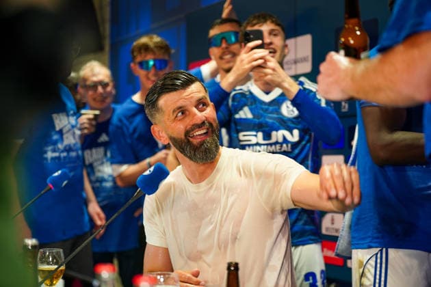 Deutschland: Fussball 2. Bundesliga 2025 - 2026, 32. Spieltag - FC Schalke 04 vs Fortuna Düsseldorf - Veltins Arena (Schalke): Miron Muslic (Trainer, Schalke 04) Pressekonferenz, Medien - Freude, Emotionen, Jubel bei der Mannschaft, die in die PK stürmt