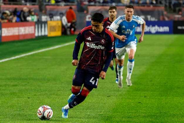 FOXBOROUGH, MA - MAY 02: Luca Langoni 41 of the New England Revolution runs onto the ball during a match between the New England Revolution and Charlotte FC on May 2, 2026, at Gillette Stadium in Foxborough, Massachusetts. (Photo by Fred Kfoury III Icon Sportswire) SOCCER: MAY 02 MLS, Fussball Herren, USA New England Revolution vs Charlotte FC EDITORIAL USE ONLY Icon482260502003
