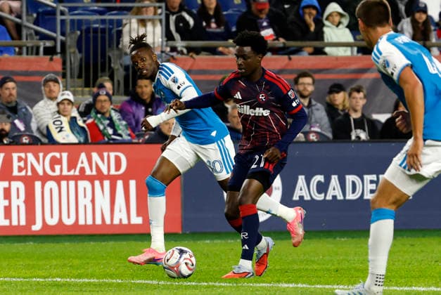 FOXBOROUGH, MA - MAY 02: Brooklyn Raines 21 of the New England Revolution pushes up field during a match between the New England Revolution and Charlotte FC on May 2, 2026, at Gillette Stadium in Foxborough, Massachusetts. (Photo by Fred Kfoury III Icon Sportswire) SOCCER: MAY 02 MLS, Fussball Herren, USA New England Revolution vs Charlotte FC EDITORIAL USE ONLY Icon482260502007