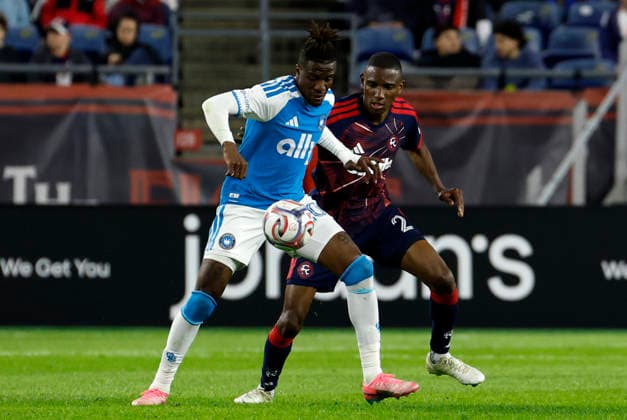 FOXBOROUGH, MA - MAY 02: Wilfried Zaha 10 of the Charlotte FC plays the ball with Mamadou Fofana 2 of the New England Revolution on his back during a match between the New England Revolution and Charlotte FC on May 2, 2026, at Gillette Stadium in Foxborough, Massachusetts. (Photo by Fred Kfoury III Icon Sportswire) SOCCER: MAY 02 MLS, Fussball Herren, USA New England Revolution vs Charlotte FC EDITORIAL USE ONLY Icon482260502009