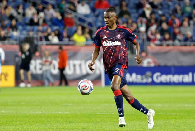 FOXBOROUGH, MA - MAY 02: Mamadou Fofana 2 of the New England Revolution tracks the ball down during a match between the New England Revolution and Charlotte FC on May 2, 2026, at Gillette Stadium in Foxborough, Massachusetts. (Photo by Fred Kfoury III Icon Sportswire) SOCCER: MAY 02 MLS, Fussball Herren, USA New England Revolution vs Charlotte FC EDITORIAL USE ONLY Icon482260502016
