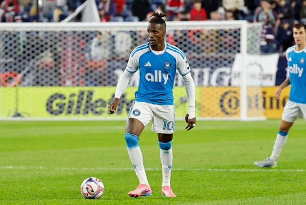 FOXBOROUGH, MA - MAY 02: Wilfried Zaha 10 of the Charlotte FC looks up field during a match between the New England Revolution and Charlotte FC on May 2, 2026, at Gillette Stadium in Foxborough, Massachusetts. (Photo by Fred Kfoury III Icon Sportswire) SOCCER: MAY 02 MLS, Fussball Herren, USA New England Revolution vs Charlotte FC EDITORIAL USE ONLY Icon482260502017