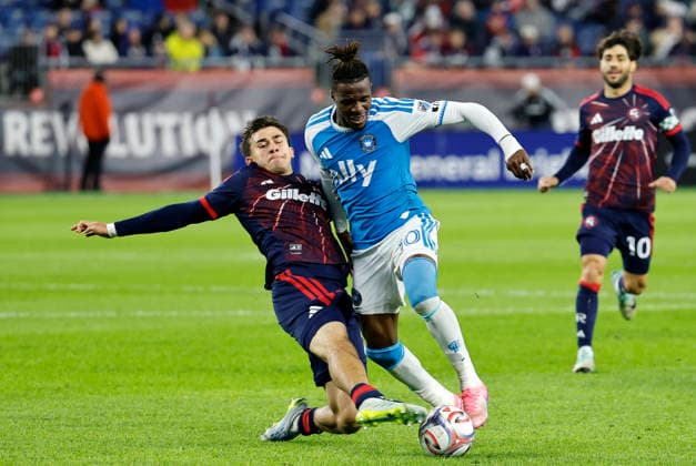 FOXBOROUGH, MA - MAY 02: Ethan Kohler 22 of the New England Revolution slides in to stop Wilfried Zaha 10 of the Charlotte FC during a match between the New England Revolution and Charlotte FC on May 2, 2026, at Gillette Stadium in Foxborough, Massachusetts. (Photo by Fred Kfoury III Icon Sportswire) SOCCER: MAY 02 MLS, Fussball Herren, USA New England Revolution vs Charlotte FC EDITORIAL USE ONLY Icon482260502022