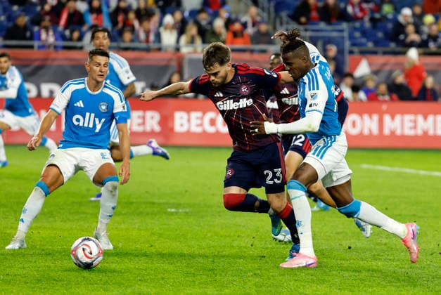 FOXBOROUGH, MA - MAY 02: Will Sands 23 of the New England Revolution fends off Wilfried Zaha 10 of the Charlotte FC during a match between the New England Revolution and Charlotte FC on May 2, 2026, at Gillette Stadium in Foxborough, Massachusetts. (Photo by Fred Kfoury III Icon Sportswire) SOCCER: MAY 02 MLS, Fussball Herren, USA New England Revolution vs Charlotte FC EDITORIAL USE ONLY Icon482260502024