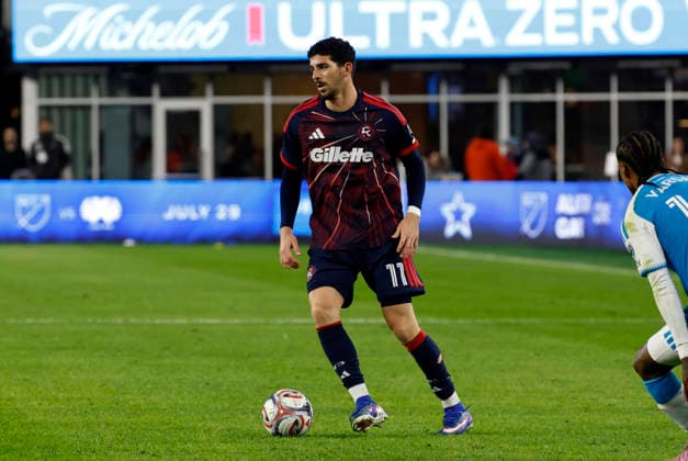 FOXBOROUGH, MA - MAY 02: Dor Turgeman 11 of the New England Revolution looks for options during a match between the New England Revolution and Charlotte FC on May 2, 2026, at Gillette Stadium in Foxborough, Massachusetts. (Photo by Fred Kfoury III Icon Sportswire) SOCCER: MAY 02 MLS, Fussball Herren, USA New England Revolution vs Charlotte FC EDITORIAL USE ONLY Icon482260502006