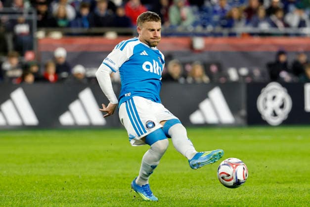 FOXBOROUGH, MA - MAY 02: Pep Biel 16 of the Charlotte FC sprays the ball wide during a match between the New England Revolution and Charlotte FC on May 2, 2026, at Gillette Stadium in Foxborough, Massachusetts. (Photo by Fred Kfoury III Icon Sportswire) SOCCER: MAY 02 MLS, Fussball Herren, USA New England Revolution vs Charlotte FC EDITORIAL USE ONLY Icon482260502018