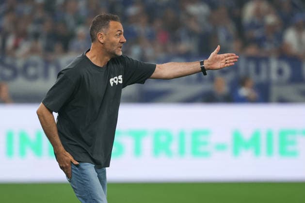 2. Bundesliga - FC Schalke 04 - Fortuna Düsseldorf am 02.05.2026 in der Veltins-Arena auf Schalke Trainer Alexander Ende (Duesseldorf) gestikuliert