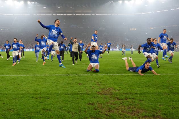 2. Bundesliga - FC Schalke 04 - Fortuna Düsseldorf am 02.05.2026 in der Veltins-Arena auf Schalke Jubel und Freude über den Aufstieg bei der Mannschaft von Schalke 04, hier u.a .Kenan Karaman (Schalke 19) , Trainer Miron Muslic (Schalke)