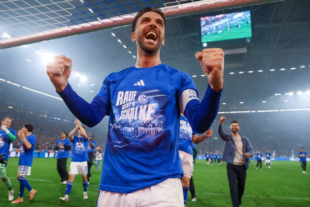 2. Bundesliga - FC Schalke 04 - Fortuna Düsseldorf am 02.05.2026 in der Veltins-Arena auf Schalke Jubel und Freude über den Aufstieg bei der Mannschaft von Schalke 04, hier u.a .Kenan Karaman (Schalke 19)