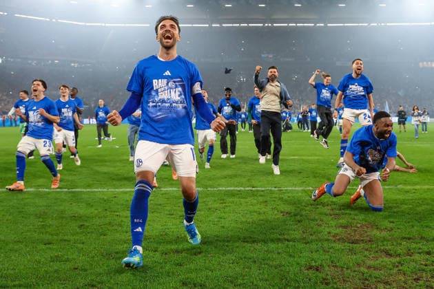 2. Bundesliga - FC Schalke 04 - Fortuna Düsseldorf am 02.05.2026 in der Veltins-Arena auf Schalke Jubel und Freude über den Aufstieg bei der Mannschaft von Schalke 04, hier u.a .Kenan Karaman (Schalke 19) , Trainer Miron Muslic (Schalke)