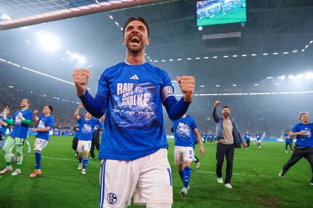 2. Bundesliga - FC Schalke 04 - Fortuna Düsseldorf am 02.05.2026 in der Veltins-Arena auf Schalke Jubel und Freude über den Aufstieg bei der Mannschaft von Schalke 04, hier u.a .Kenan Karaman (Schalke 19)