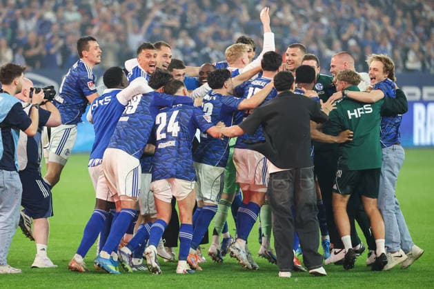 2. Bundesliga - FC Schalke 04 - Fortuna Düsseldorf am 02.05.2026 in der Veltins-Arena auf Schalke Jubel und Freude über den Aufstieg bei der Mannschaft von Schalke 04